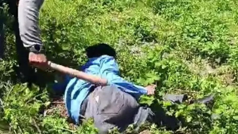 2 genci sopayla öldüresiye dövdü! O anlar kamerada