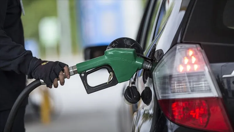 Akaryakıta tarihi zam: Benzin ve motorin fiyatı rekor seviyede