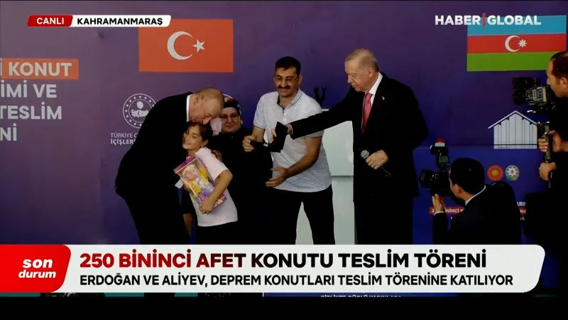 Erdoğan ve Aliyev'e Duygu Dolu Anlar Yaşatan Minik Kahraman!