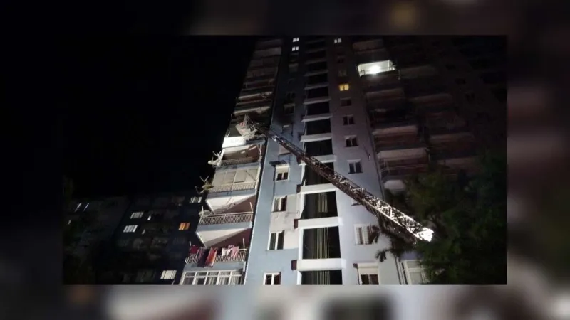 Antalya'da Yüksek Bina Yangını! Alevler Yükseldi, Panik Yaşandı