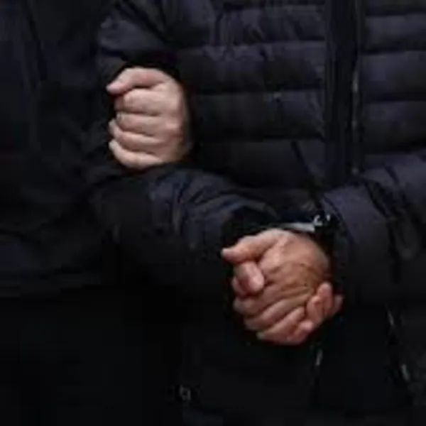 Atatürk afişlerine zarar veren kişiye gözaltı