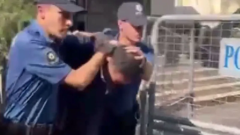 Beyoğlu'nda vahşet: Bir seyyar satıcı, yer kavgasında dövülerek öldürüldü