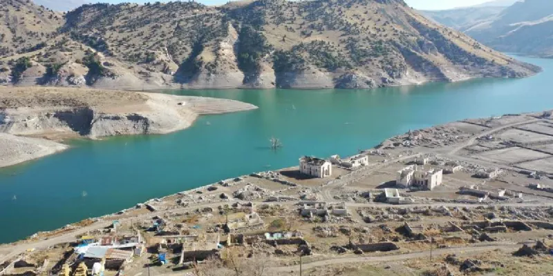 Burası Kars: Baraj suları çekildi, köy gün yüzüne çıktı