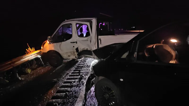 Çorum'da kamyonetle minibüs çarpıştı: 7 yaralı