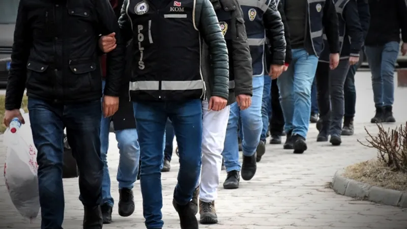 İzmir'de FETÖ'ye yönelik operasyon: 10 şüpheli yakalandı