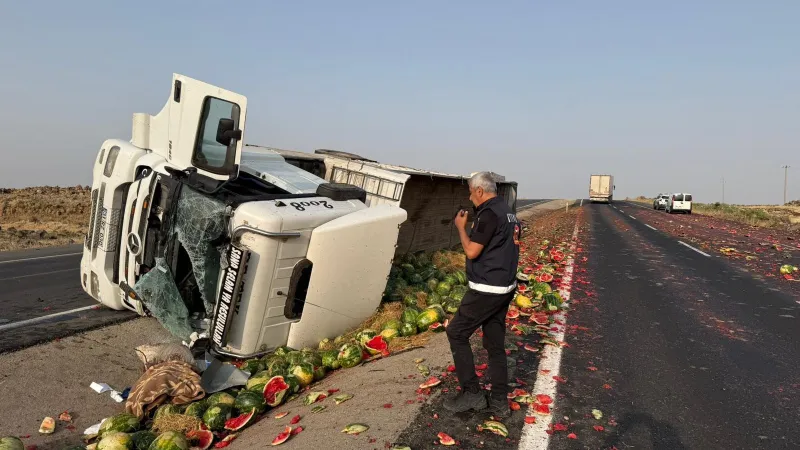 Karpuz yüklü tır devrildi; şoför ağır yaralı