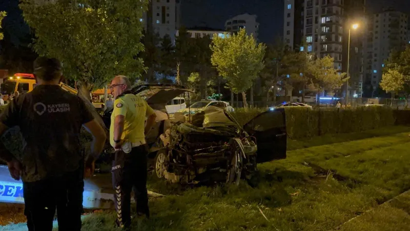 Kayseri'de Şok Kaza! Otomobil Tramvay Yoluna Uçtu: 1 Ölü