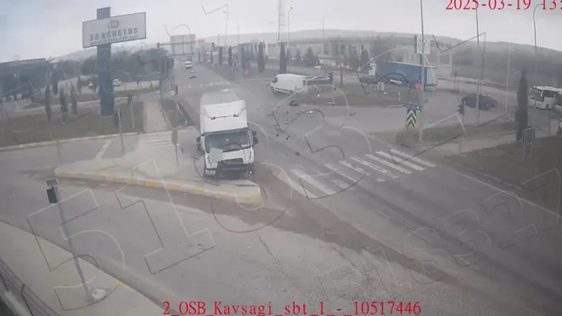 Kütahya'da Flaş Kaza Görüntüleri! KGYS Kameraları Kaydetti