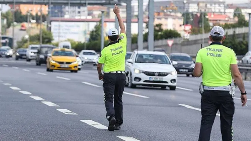 Ambulansa yol vermeyen düğün konvoyu sürücülerine ceza yazıldı; İçişleri Bakanı Yerlikaya’dan yeni kanun tasarısı mesajı