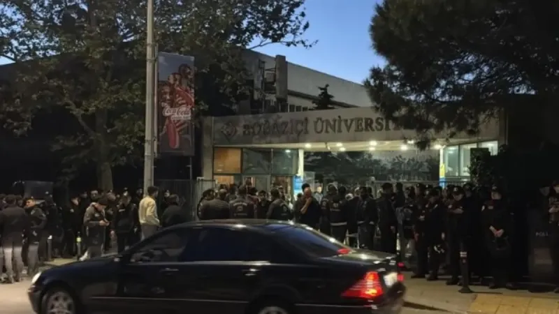 Boğaziçi Üniversitesi'nde kirli provokasyon! Göstericiler polise saldırdı: 13 polis yaralandı | 97 gözaltı