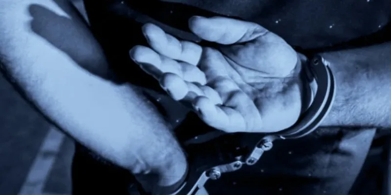 Elleri kelepçeli vatandaşa yumruk atan polise ceza