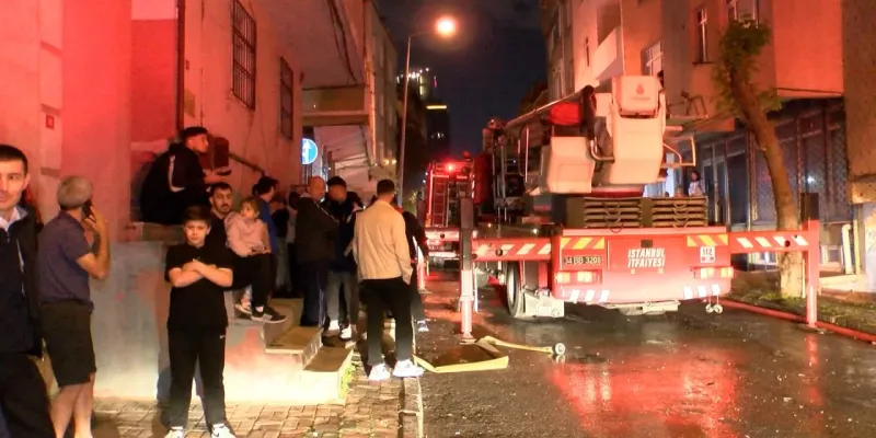 Küçükçekmece'de 7 katlı binanın çatısı alev alev yandı