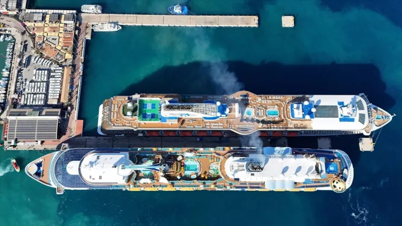 Kuşadası'na 3 kruvaziyerle 8 bin 560 yeni turist geldi