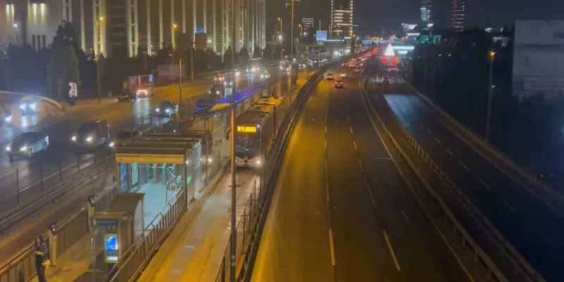 Okmeydanı'nda metrobüste yangın: Seferler bir süre durduruldu