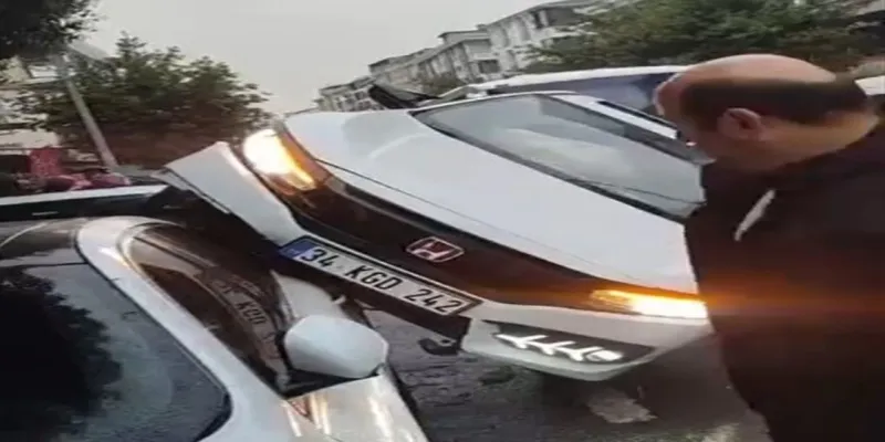 Otomobil kontrolden çıktı park halindeki aracın üzerine uçtu