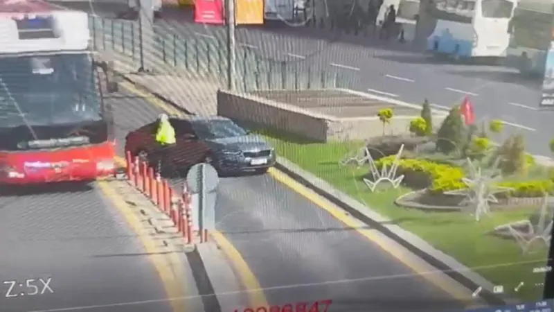 CHP Otobüsüyle Polise Saldırı! Bakan Yerlikaya'dan Sert Tepki