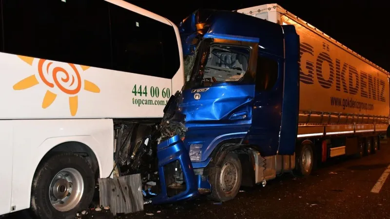 Tır, tur otobüsüne arkadan çarptı, yaralılar var