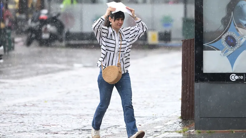 Yaz yüzünü bir türlü göstermiyor! Meteoroloji'den sarı kodlu sağanak uyarısı!
