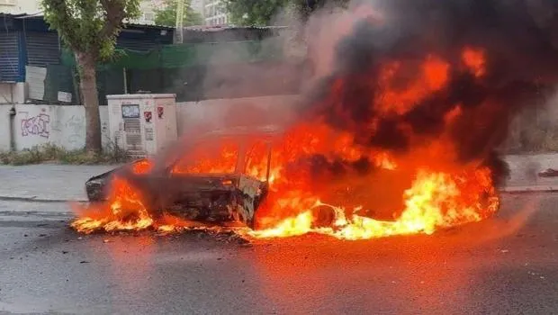 Avcılar'da Şok! Otomobil Birden Alev Topuna Döndü!