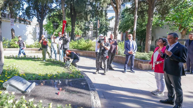 Özgür Özel'den İzmir mitingi öncesi Zübeyde Hanım'ın mezarına ziyaret