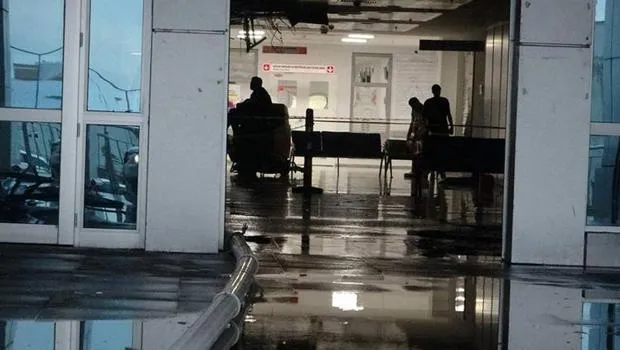 Malatya'da Şok! Hastane Tavanı Çöktü, Yollar Göle Döndü!