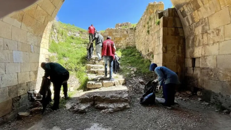 Tarihi Bayburt Kalesi'nde çevre temizliği