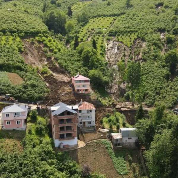 Trabzon'da Korkunç Heyelan! Evler Yerle Bir Oldu!