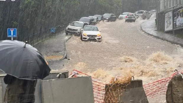 Trabzon'da Şiddetli Yağış Alarmı! Rögarlar Taştı, Yollar Göl Oldu!